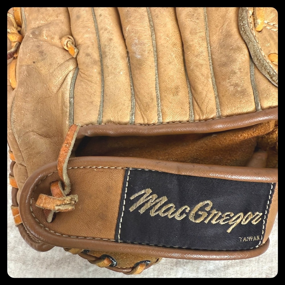 Vintage MacGregor 200 Baseball Glove‎ – Leather Fielder's Mitt – 1960s/70s